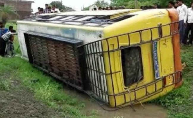 बस में सवार छात्र की मौत, 30 घायल