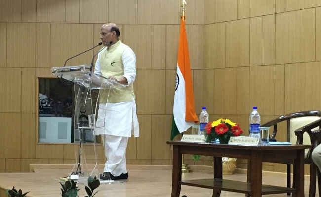 कश्मीर में हिंसा के लिए उकसाने वालों पर कार्रवाई करें सुरक्षा बल: राजनाथ