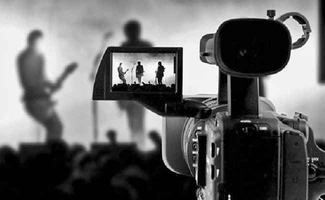 मीडिया और फिल्म से बाहर देश