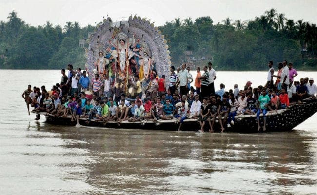 कोलकाता में प्रतिमाओं के विसर्जन के साथ दुर्गा पूजा शांतिपूर्वक संपन्न