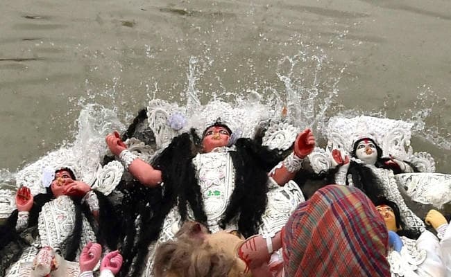 पश्चिम बंगाल में ममता बनर्जी की चलेगी या कलकत्ता हाईकोर्ट की! प्रतिमा विसर्जन आज होगा या नहीं!