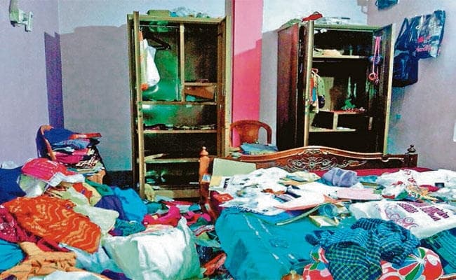 दो फ्लैट का ताला तोड़कर लाखों उड़ाये