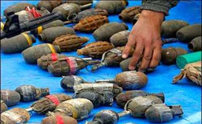 पार्क में बैग से मिले बम पुलिस ने किया जब्त