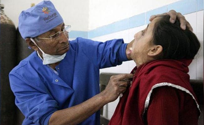 Positive News : जले लोगों का मुफ्त इलाज कर दुआएं कमा रहे 80 साल के डॉ योगी