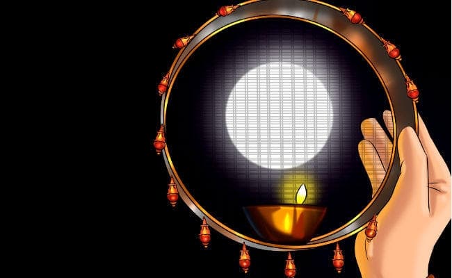 करवा चौथ आज : चांद में निहारेंगी साजन की परछाई, पति के लिए करेंगी कामना
