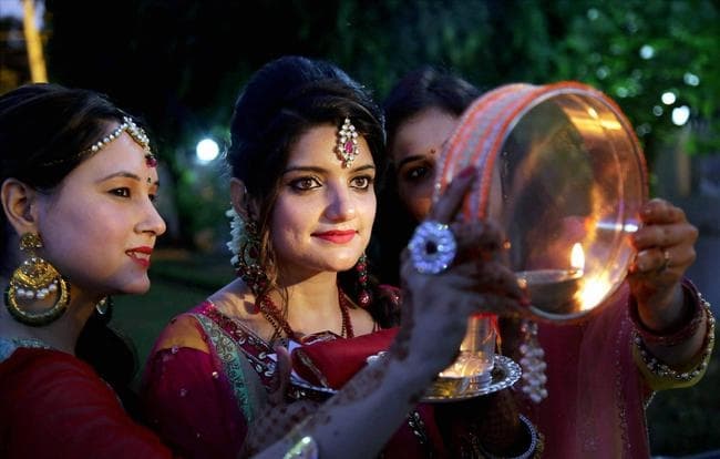 PICS करवा चौथ: पति की लंबी आयु के लिए मांगी दुआ, चांद का दीदार कर सुहागिनों ने तोड़ा व्रत