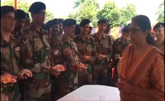 ...आैर जब सीतारमण का नाथू ला पहुंचते ही चीनी सैनिकों में भी बह गयी भारतीय संस्कृति की निर्मल गंगा : VIDEO