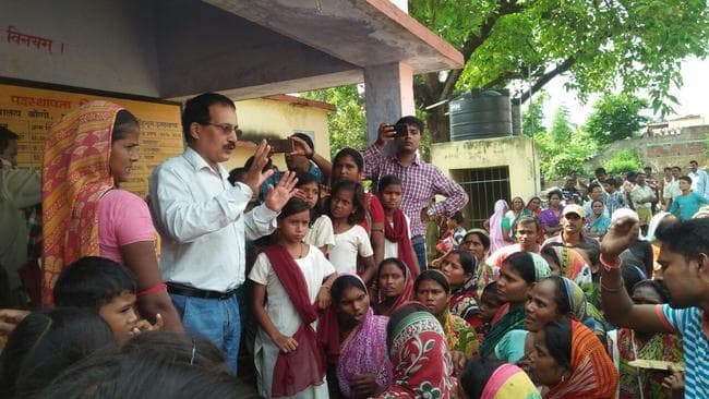 जमशेदपुर : छात्र को शिक्षक ने पीटा, जुटी ग्रामीणों की भीड़, पुलिस पहुंची, हंगामा, फोटो-वीडियो