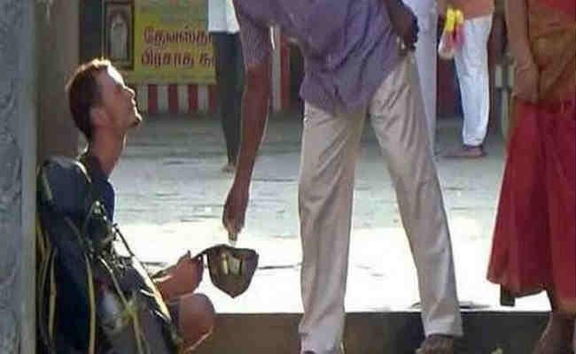 मंदिर के बाहर भीख मांग रहा था रूसी पर्यटक, मदद के लिए आगे आयी सुषमा स्वराज, पढ़ें क्या है पूरा मामला