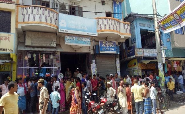 VIDEO : बिहार के शेखपुरा में इंडियन बैंक की शाखा से दिनदहाड़े 22.67 लाख की लूट, तीन हिरासत में