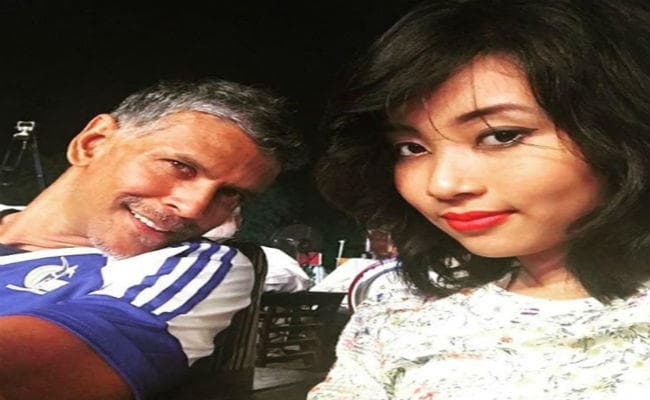 18 साल की लड़की को डेट कर रहे हैं 52 साल के ''सुपरमॉडल'' मिलिंद सोमन