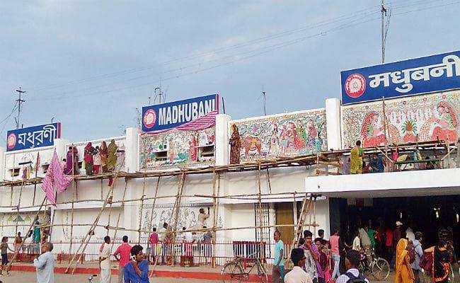 कलाकारों ने दिखाया दम तो खिल उठा मधुबनी रेलवे स्टेशन