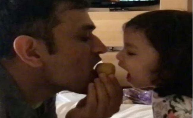 VIDEO : क्या आपने देखा बेटी जीवा पर MS Dhoni का ''लड्डू अटैक''...?