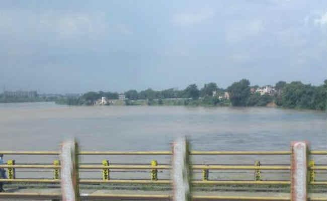 जमशेदपुर : पारिवारिक कलह से तंग आकर महिला ने नदी में कूद कर जान देने की कोशिश की