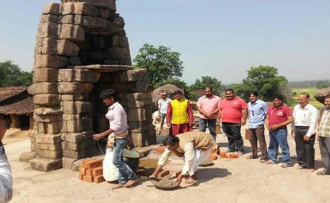 सिमडेगा : बीरू गढ़ स्थित प्राचीन सूर्य मंदिर के जीर्णोद्धार का काम शुरू