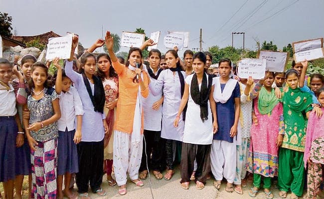 मधुबनी : अश्लील भोजपुरी गीतों के खिलाफ जब बिहार की लड़कियों ने किया प्रदर्शन