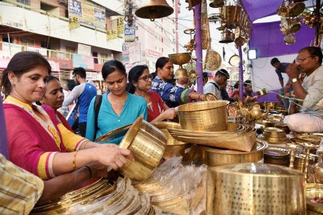 IN PICS: धनतेरस पर बाजार आबाद, तस्वीरों में देखें