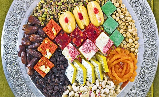 सावधानी से मनाएं दीपावली, ओवर इटिंग से बचें, खाएं थोड़ा-थोड़ा