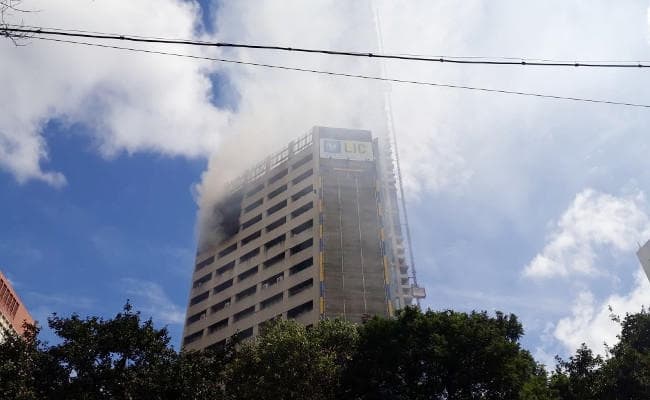 कोलकाता : बिल्डिंग में लगी भयावह आग, दमकल के 10 इंजन पहुंचे, देखें VIDEO