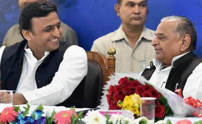 दिवाली पर मुलायम परिवार के संबंधों में बढ़ी मिठास, अखिलेश आैर शिवपाल ने दिखार्इ एकजुटता