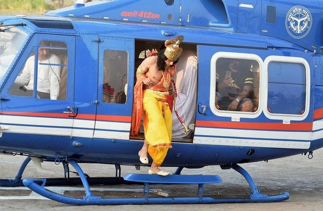 अयोध्या : राम की पैड़ी पर जीवंत हुई त्रेता युग की गौरव गाथा, देखें कुछ खास तस्वीरें