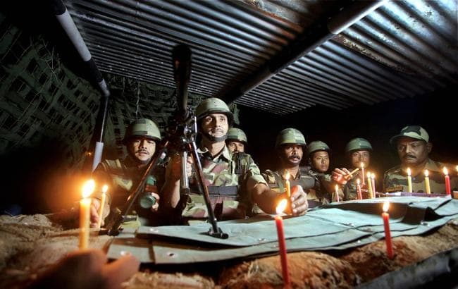 बंकर में भी जले दीये, सेना के जवानों ने कुछ यूं मनायी दीवाली