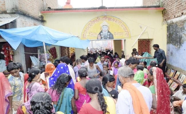 दिवाली के दिन काली मंदिरों में उमड़ी भक्तों की भीड़, देखें PICS