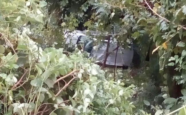 जमशेदपुर में डिमना लेक के पास हुआ हादसा, 40 फुट गहरी खाई में गिरी कार