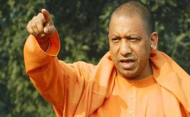 यूपी में अब अधिकारियों को खड़े होकर करना होगा सांसद - मंत्रियों का सम्मान