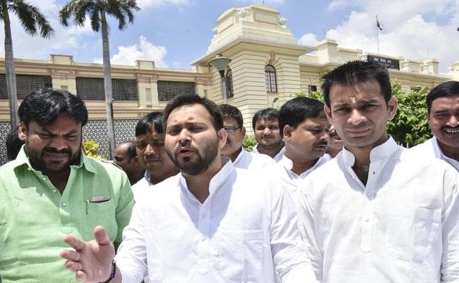 तेजस्वी ने कसा नीतीश पर बड़ा तंज, कहा- जनता को इतना बेवकूफ क्यों समझते हैं