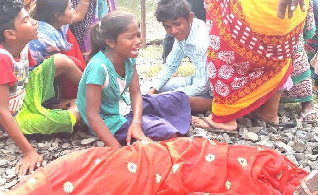 बिहार : मुंगेर में ट्रेन से कट कर चार छठव्रती सहित 5 की मौत, चार घंटे तक जाम से बेहाल रहे आम यात्री