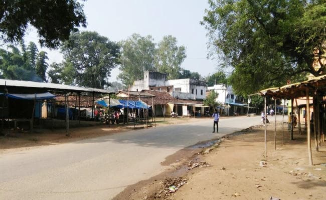 Jharkhand : मंदिर में बीफ फेंकने के विरोध में अनिश्चितकालीन सिमडेगा बंद, दुकानों पर ताले, सड़कें हैं सुनसान