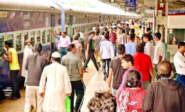 बिना सिटी बजाये गुजरी ट्रेन, कट कर चार छठव्रती महिलाओं की मौत