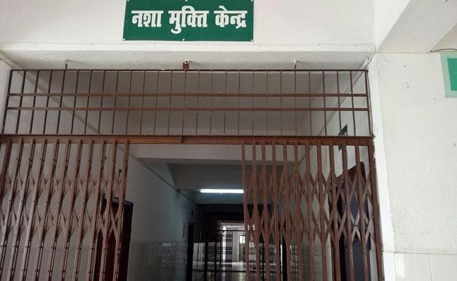 VIDEO : नशे की लत में चोर बना मरीज, CCTV में कैद हुआ कारनामा