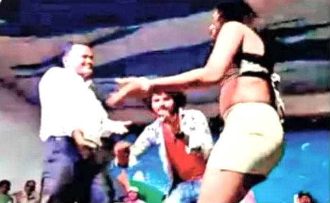 नवादा : जागरण के नाम पर हुआ अश्लील डांस, मुखिया समेत स्थानीय थाने के जमादार ने भी लगाये ठुमके, देखें वीडियो