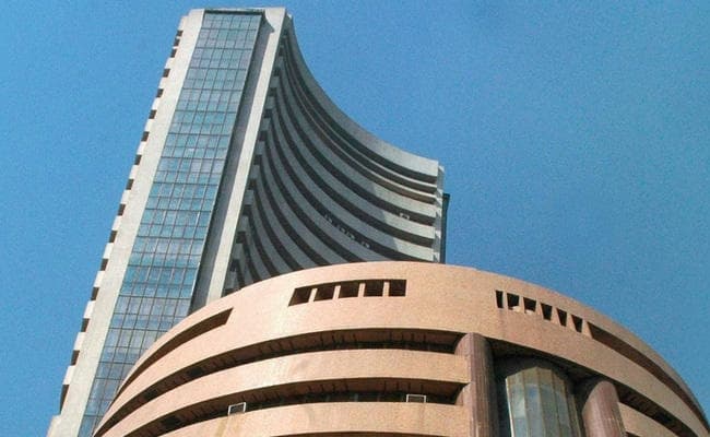 शेयर बाजार रिकार्ड ऊंचाई से फिसला, टाटा स्टील और HDFC के शेयर में बढ़त
