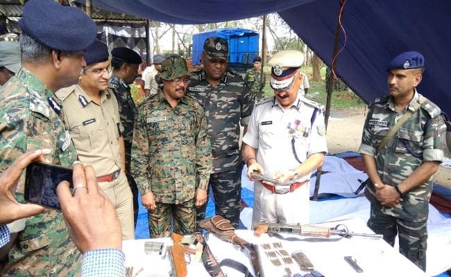 खूंटी पहुंचे डीजीपी, पीएलएफआई उग्रवादियों को मारने वाले जवानों को दिया पुरस्कार