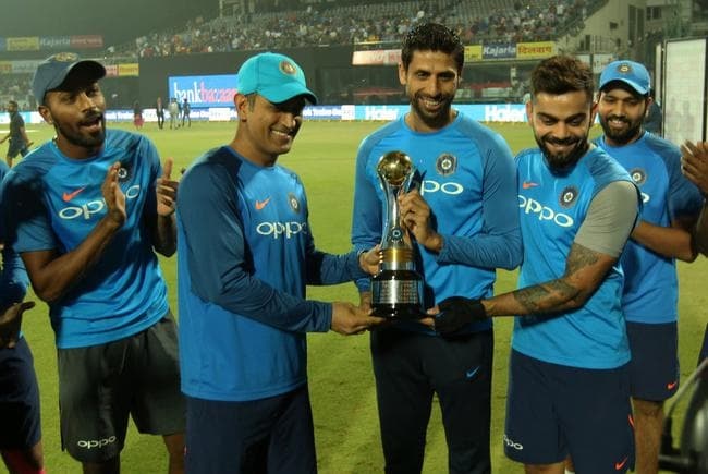 विदाई मैच में धौनी और कोहली ने नेहरा ”जी” को भेंट किया खास ट्रॉफी