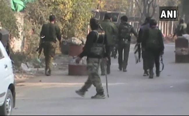 जम्मू-कश्मीर में पुलिस स्टेशन पर आतंकी हमला, दो पुलिसकर्मी घायल- हमलावरों की तलाश जारी