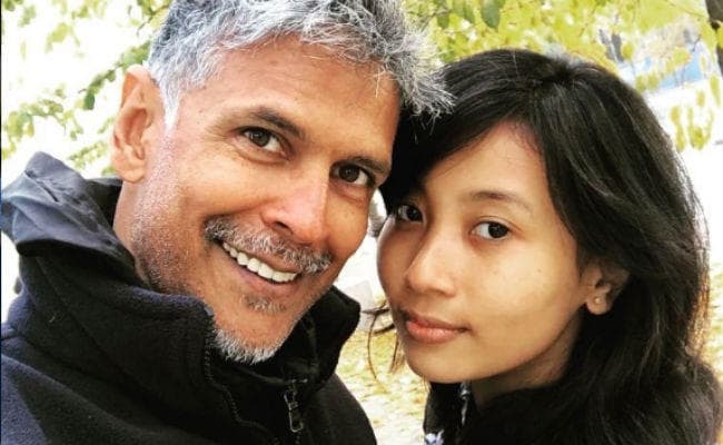 बर्थडे पर गर्लफ्रेंड संग क्वालिटी टाइम स्पेंड करते दिखे मिलिंद सोमन, देखें तसवीरें