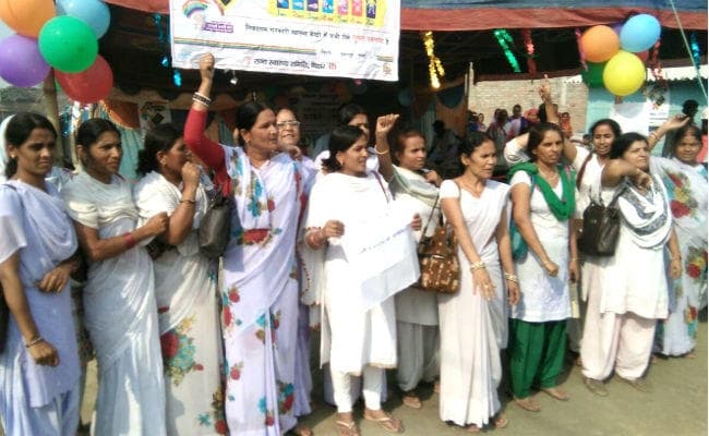 पूर्वी चंपारण : एएनएम ने सेवा स्थायी करने व समान वेतन को लेकर डीएम को घेरा, तालाबंदी से चरमरायी स्वास्थ्य सेवाएं