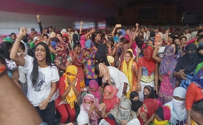 सोनपुर मेले में थियेटर संचालन की अनुमति नहीं मिलने पर महिला डांसरों ने किया विरोध प्रदर्शन