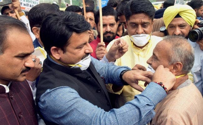 दिल्ली के स्मॉग पर अमरिंदर-केजरीवाल भिड़े, जहरीले धुएं से निबटने का जानें दिन भर का घटनाक्रम