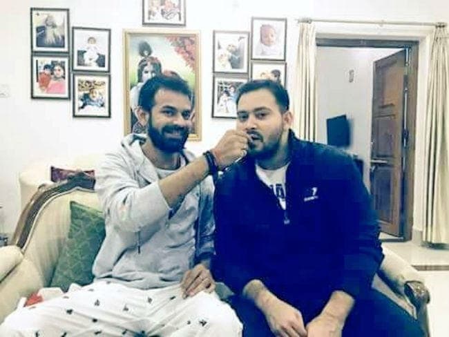 हैपी बर्थडे तेजस्वी: छोटे भाई ने छुए बड़े भाई के पैर, लिया आशीर्वाद, देखें कुछ खास तसवीरें