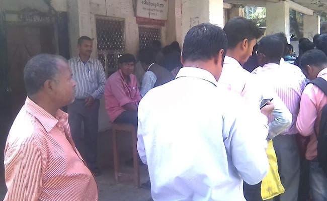 ये कैसा आॅनलाइन है : र्इ-स्टांप के लिए रांची के लोगों को लगाना पड़ रहा है डाकघर का चक्कर, लगी है लंबी कतार