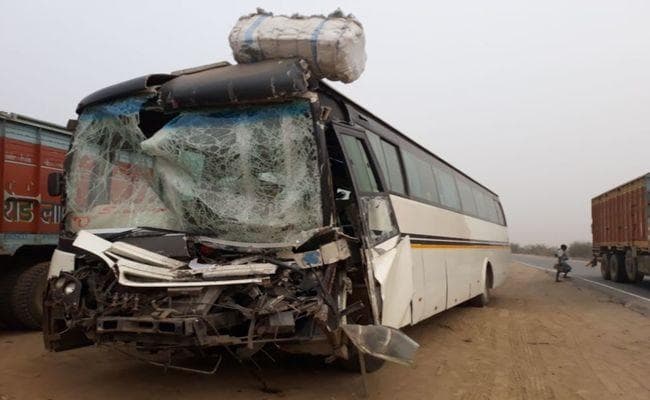 बनारस से गया जा रही टूरिस्ट बस बारुण में ट्रक से टकराकर दुर्घटनाग्रस्त ,27 श्रद्धालु घायल