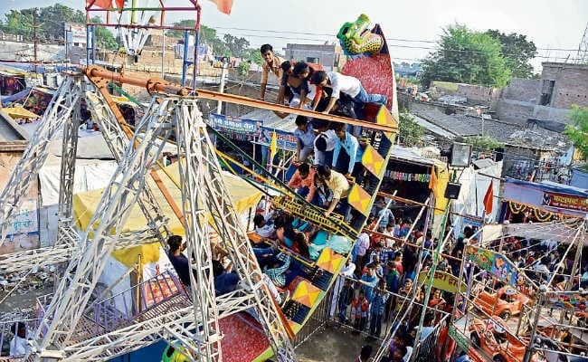 बिहार : सोनपुर मेले में रविवार को कुछ यूं उमड़ा पर्यटकों का सैलाब