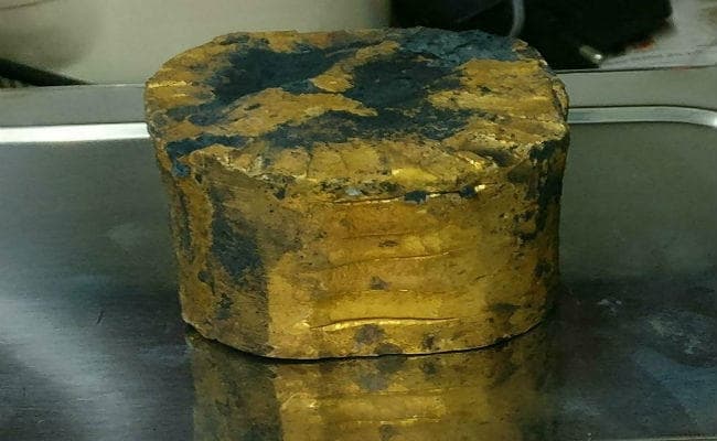 कोलकाता : सिलिंडर नुमा मशीन में छिपाकर ला रहा था तीन किलो सोना