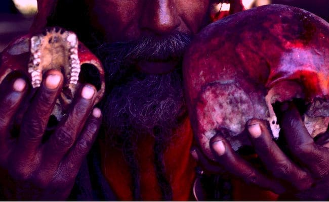 बंगाल : कब्र खोदकर शिशु के शव का सर काट रहा था तांत्रिक, फिर....