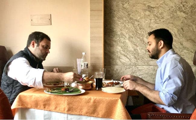 तेजस्वी के ट्वीट ने बढ़ायी राजनीतिक गलियारे में सरगर्मी, राहुल गांधी के साथ लंच की तस्वीरें ट्वीट कीं